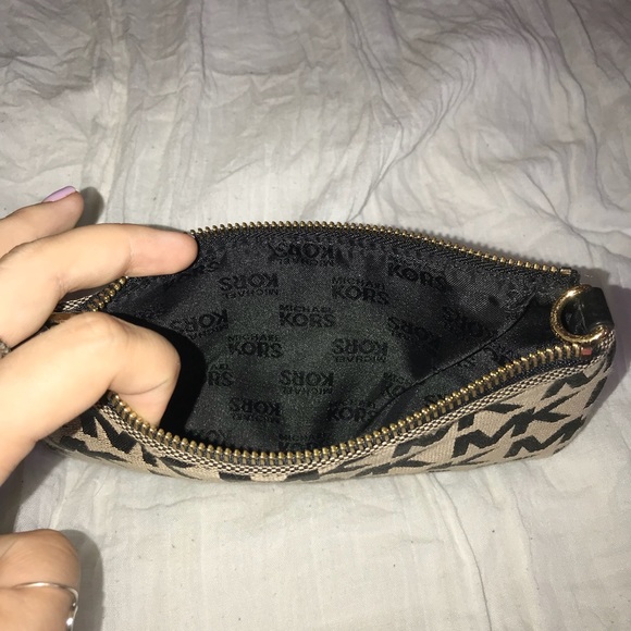 MICHAEL KORS Black Logo Clutch - Picture 3 of 3